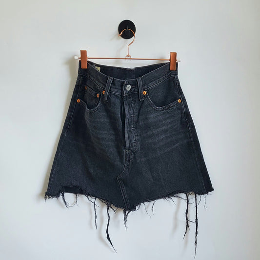 Preloved 2019 Levi's Short Denim Skirt | Size 8